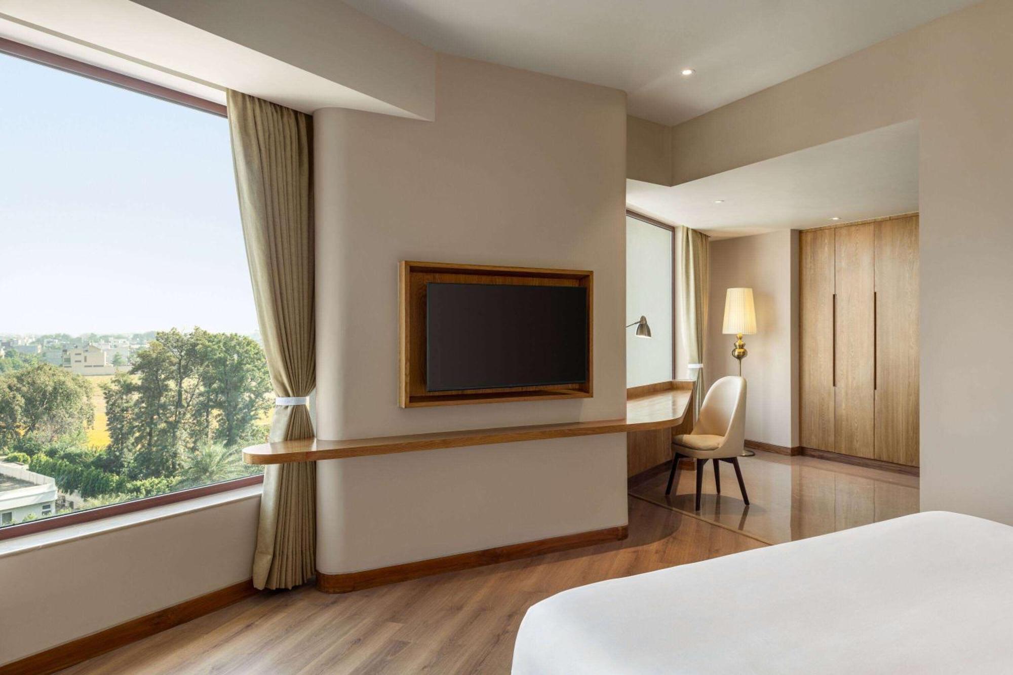 Ramada Encore By Wyndham Amritsar Airport Buitenkant foto